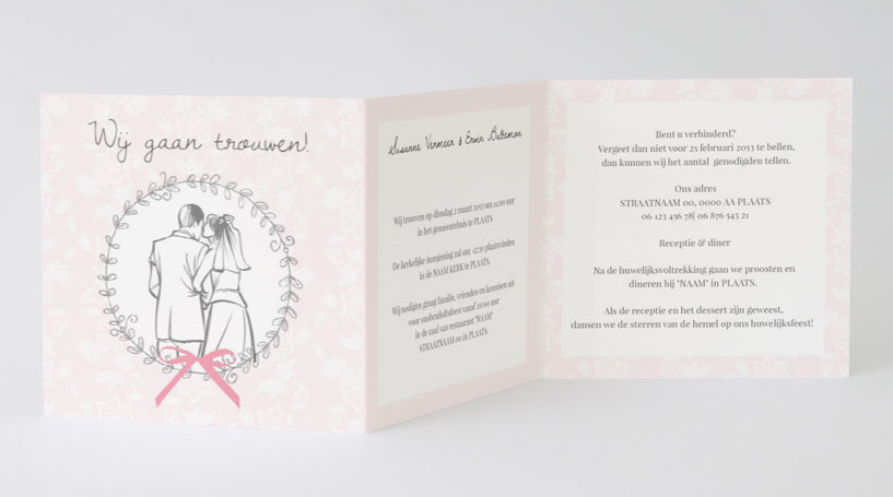 3 luik trouwkaart bruidspaar in wit kader met roze strik.