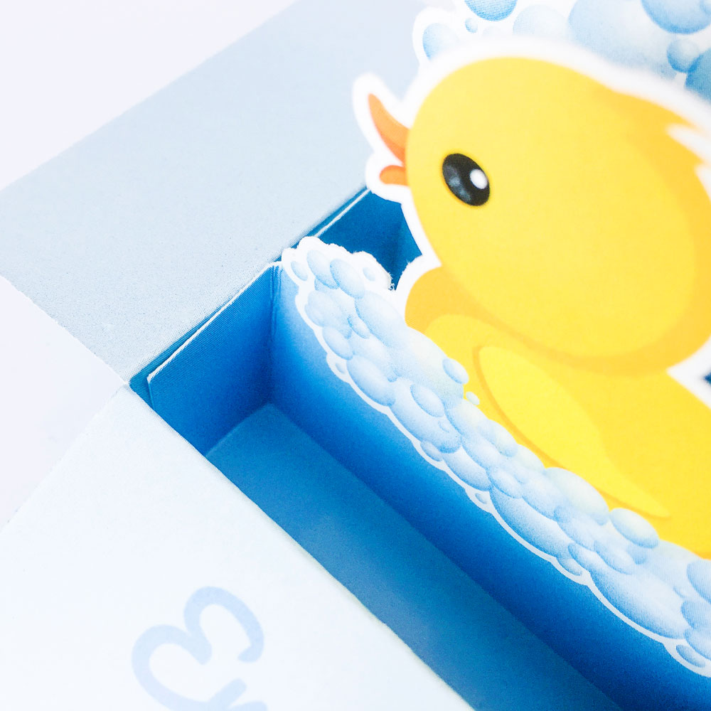 Pop-up geboortekaartje doosje met baby-eendje in het water