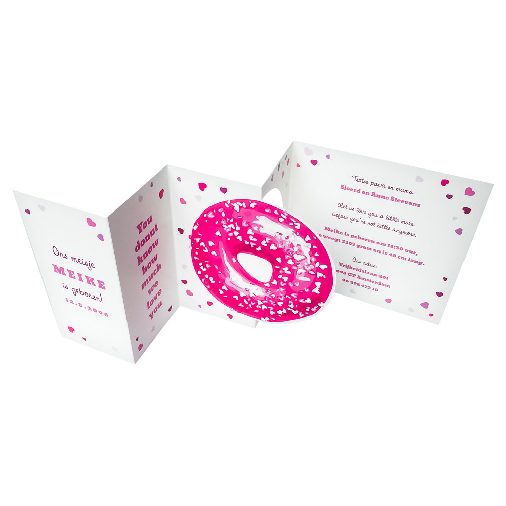 Geboortekaartje 3-luik gevouwen met roze donut.