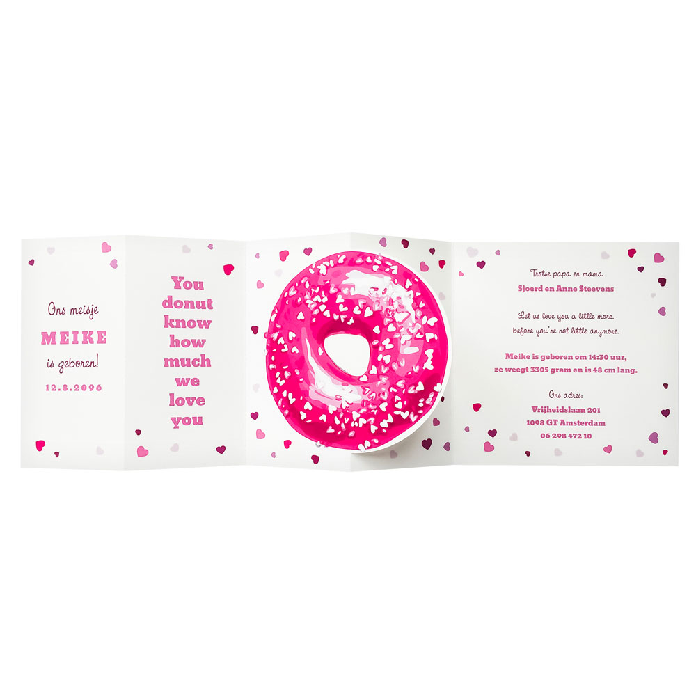 Geboortekaartje 3-luik gevouwen met roze donut.