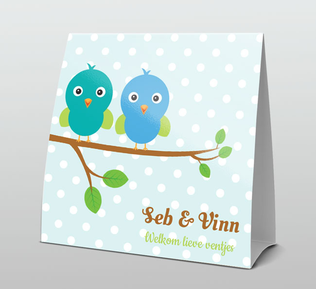 Geboortekaartje voor tweeling in tentvorm met twee blauwe vogeltjes