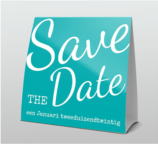 Save the Date kaartje witte letters op turquoise.