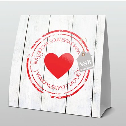 Samenwonen kaartje rood hart op hout.