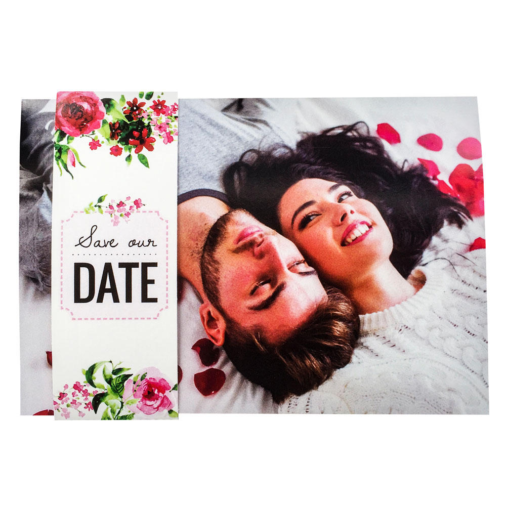 Save the date kaart met foto en bloemen.