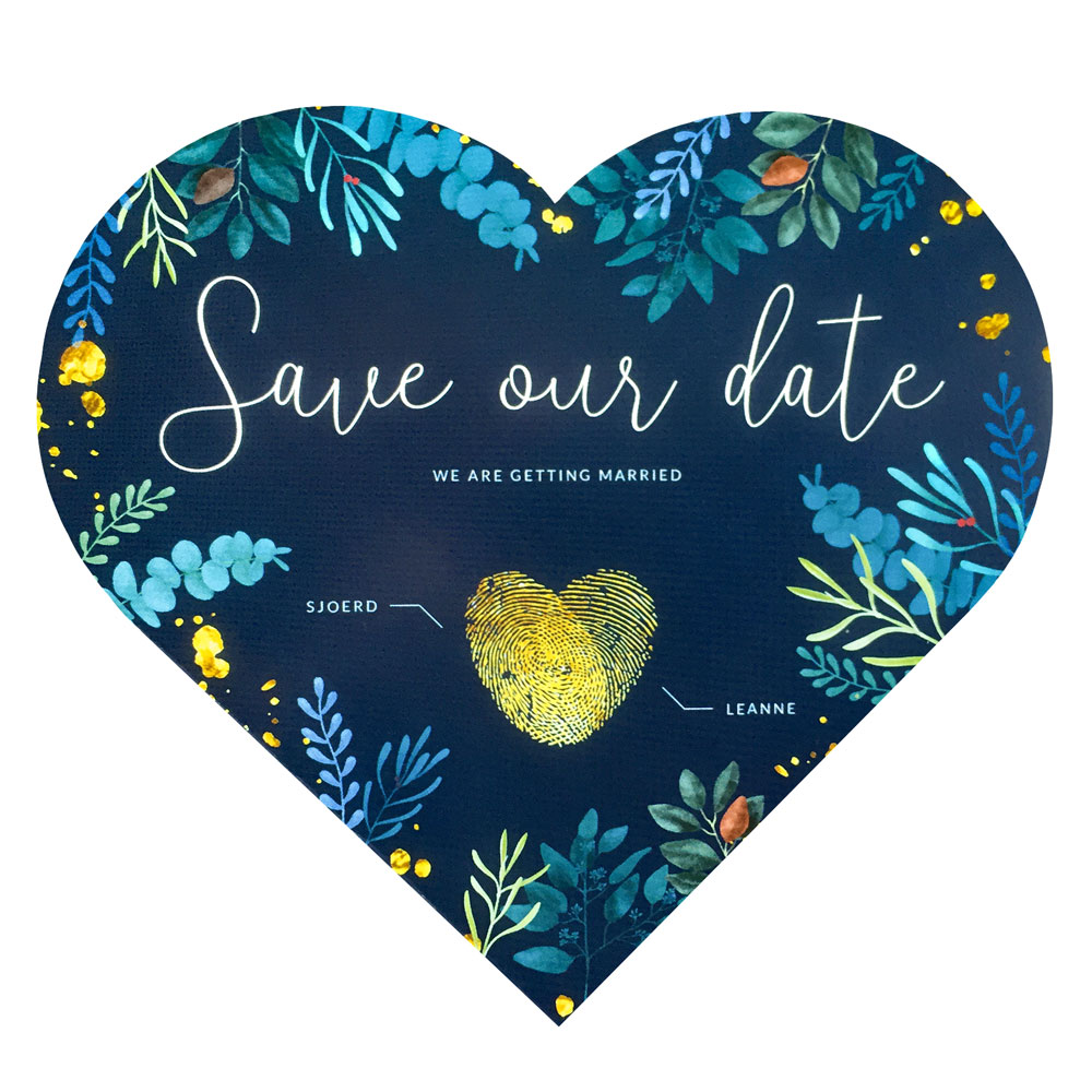 Save the date kaart in hartvorm blauw met takjes.