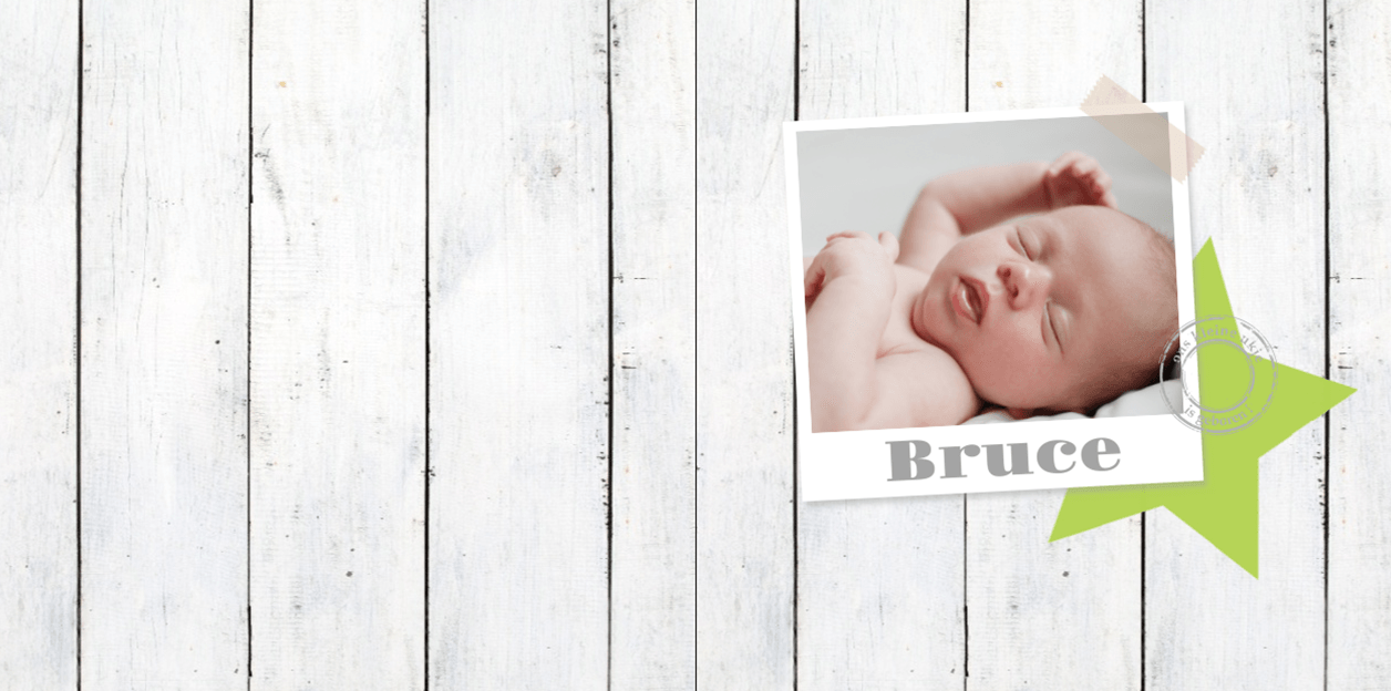 Geboortekaartje babyfoto en felgroene ster op hout.