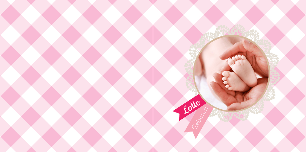 Lief geboortekaartje babyvoetjes op roze witte ruit.