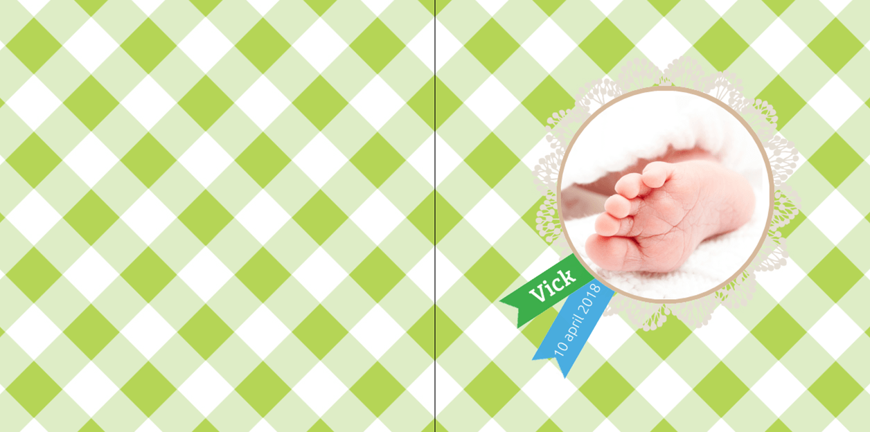 Geboortekaartje met foto voetje van baby op groen witte ruit.