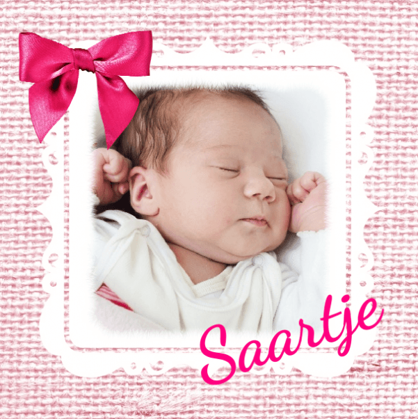 Geboortekaartje foto met roze strik op linnen.