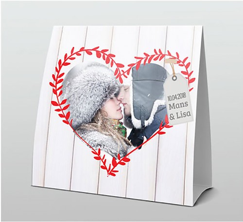 Trouwkaart in tentvorm foto in hart op hout.