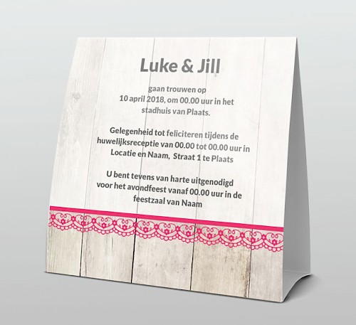 Trouwkaart in tentvorm foto met roze strikje op hout.